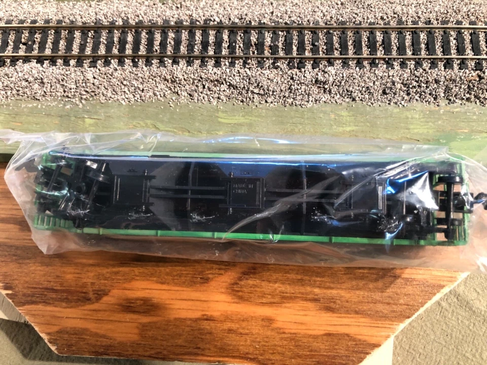 HO Scale 54’ IHC Cargill Salt 3-Bay Covered Hopper (24-040) - Image 4 of 4