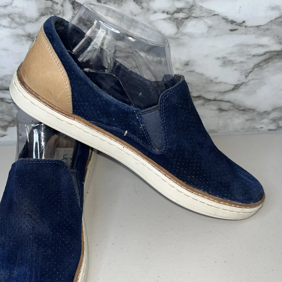 ZAPATILLAS DE CUERO UGG ADLEY PERF AZUL MARINO SIN CORDONES US 8 Foto 2 de 4