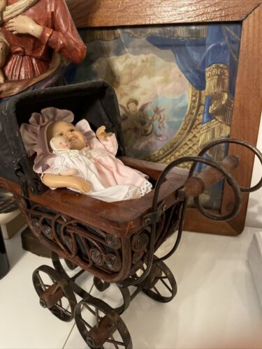 Antik Puppenwagen Kinderwagen mit Puppe Baby - Bild 1 von 12