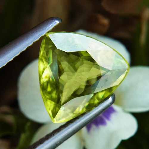 UNHEATED 2.40CT NATURAL YELLOWISH GREEN TRILAIN SPHENE - Picture 2 of 4
