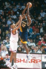 Dale Davis Indiana Pacers shoots over Juwan Howard Washington Bull- Old Photo