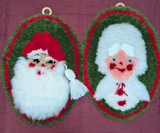 VINTAGE CHRISTMAS LATCH HOOK RUG WALL HANGING MR  MRS SANTA CLAUS 25"X18"