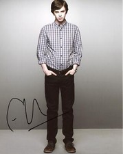 Freddie Highmore "Bates Motel" AUTOGRAPH Signed 8x10 Photo