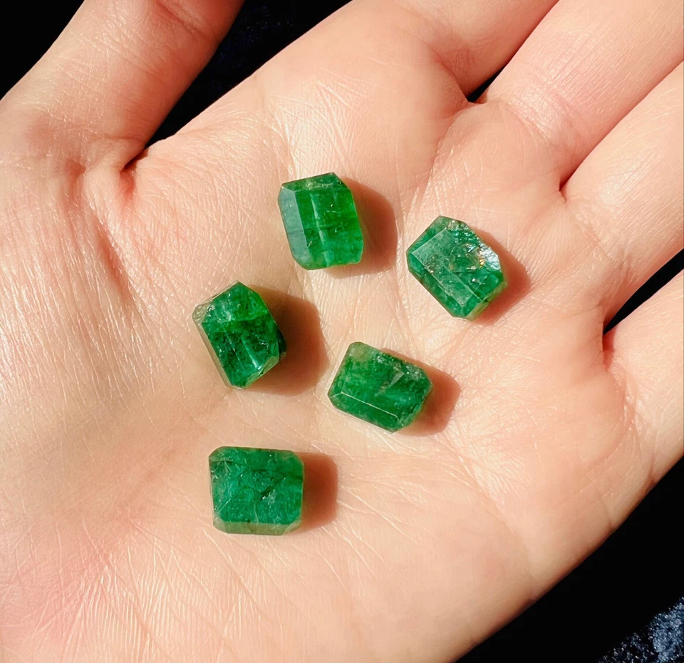 Pendientes de aro de esmeralda rellenos de oro de 18 quilates, piedra de nacimiento de mayo, zodiaco de Tauro Foto 3 de 4