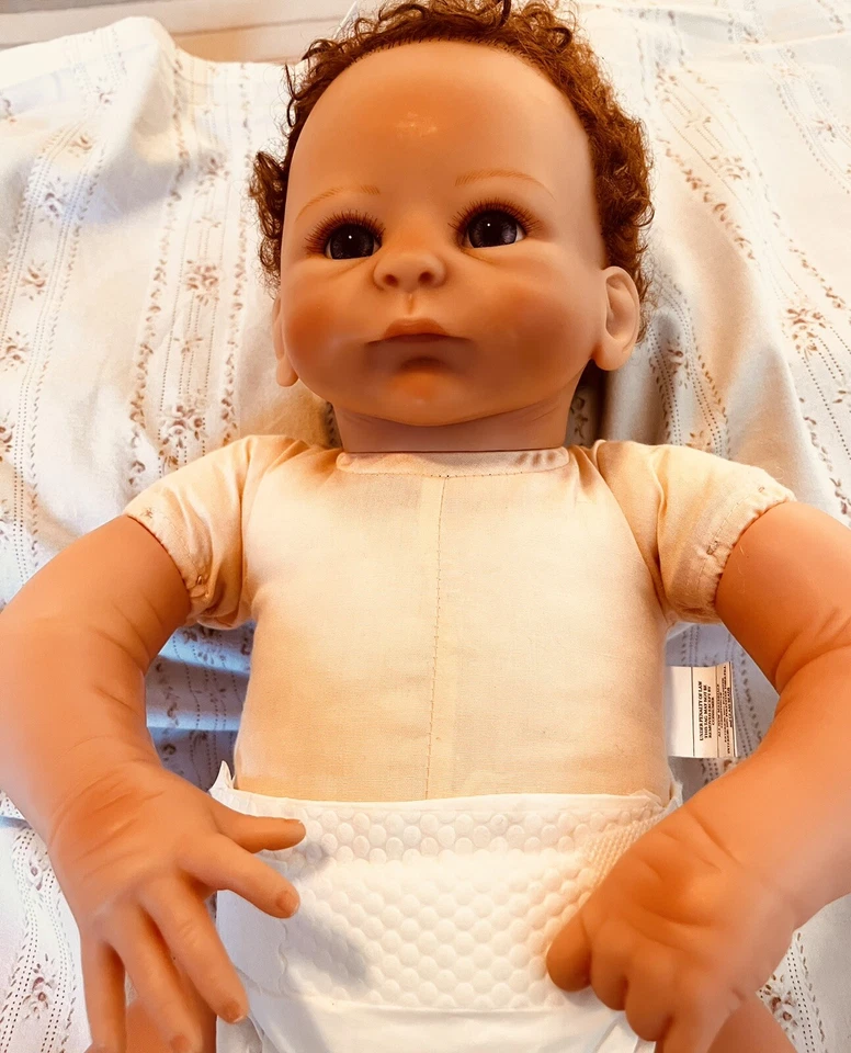 Muñeca de silicona infantil Reborn Ashton Drake Tasha Edenholm con ojos de lavanda Foto 3 de 4