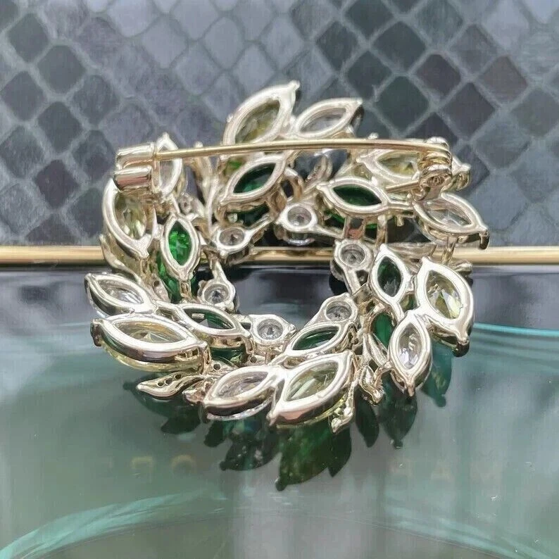 Broche prendedor con racimo circular marquesa esmeralda simulada enchapado en oro amarillo de 14 k Foto 2 de 4