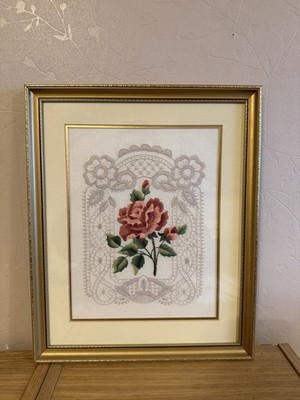 Vintage gerahmte Handarbeit Stickerei - Floral Rose mit Spitzenoptik Bordüre