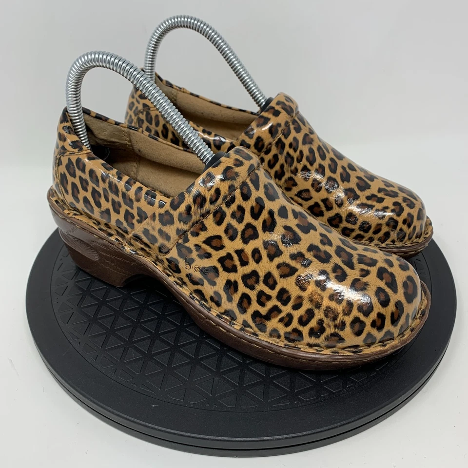 Zuecos Born Boc Peggy para mujer talla 7 zapatos estampado animal leopardo comodidad de enfermería Foto 2 de 4