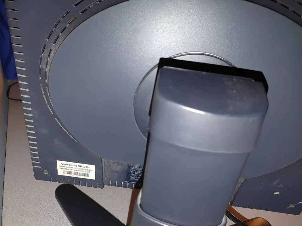 ViewSonic VP171b 17 inch rotating Computer Monitor w/ DVI Cable and Power Cable - Image 2 of 4