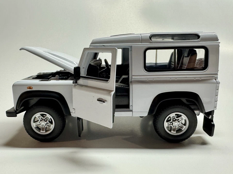 Coche fundido a presión Land Rover Defender 90 blanco 1/24 de Welly Foto 3 de 4