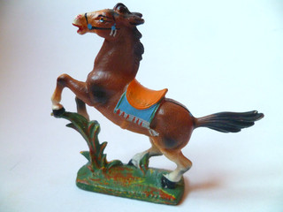 altes DDR Gummi INDIANER COWBOY Pferd Reitpferd Ritter groß auf bunter Platte