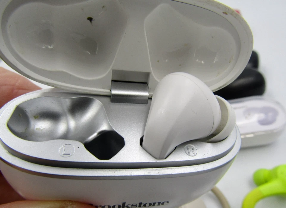 Mixed Lot Single Earbuds and Cases for Wireless Bluetooth Headphones (Uncleaned) - Image 2 of 4