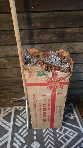 De colección. Árbol de Navidad Evergleam Aluminio 6’ 92 Ramas En Caja Pom Pom - Imagen 3 de 7