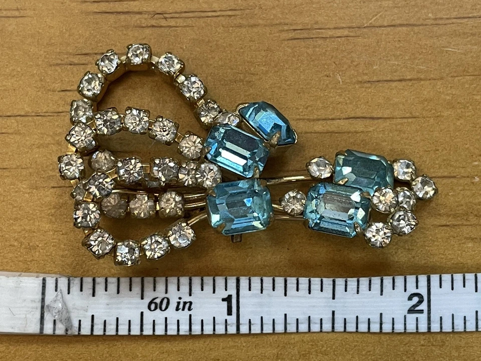 Juego de pendientes y alfileres vintage de diamantes de imitación de piedra azul relleno de oro 12K de Antonieta Foto 2 de 4
