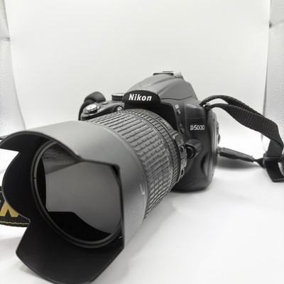 NIKON D5000 + Nikkor Objektiv 18-105mm VR DX, Original Gegenlichtblende Ladegerät