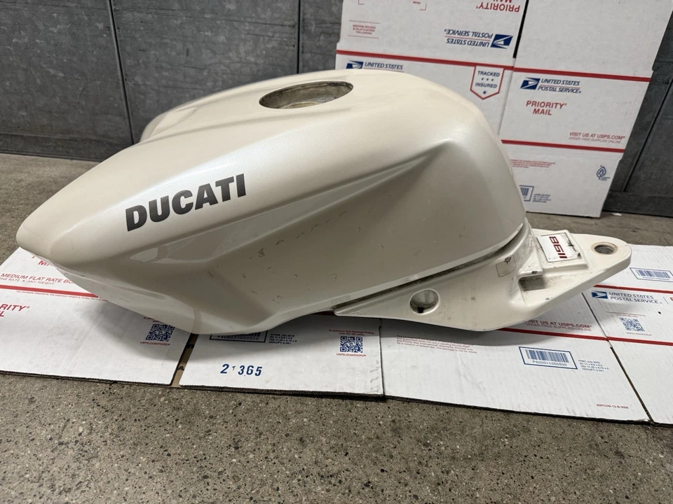 2007 - 2013 Ducati 848 1098 1198 Gas Fuel Tank OEM - Image 4 of 4