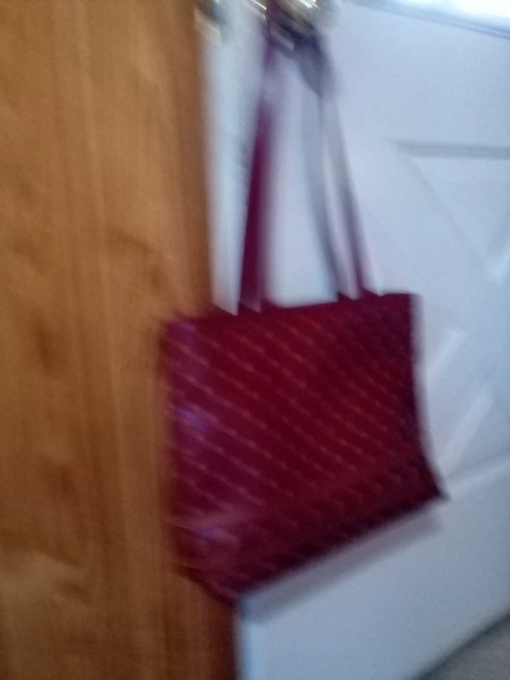 Bolso Cartera de Hombro Adrienne Vittadini Cuero Bordado Granate/Floral Contraste Foto 2 de 4