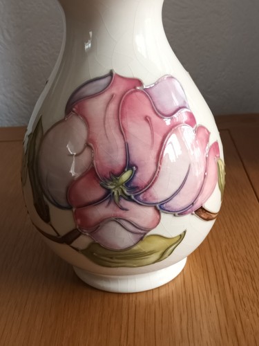 Large 19cm Moorcroft vase in the Magnolia design on a ivory background crazed - Picture 8 of 10