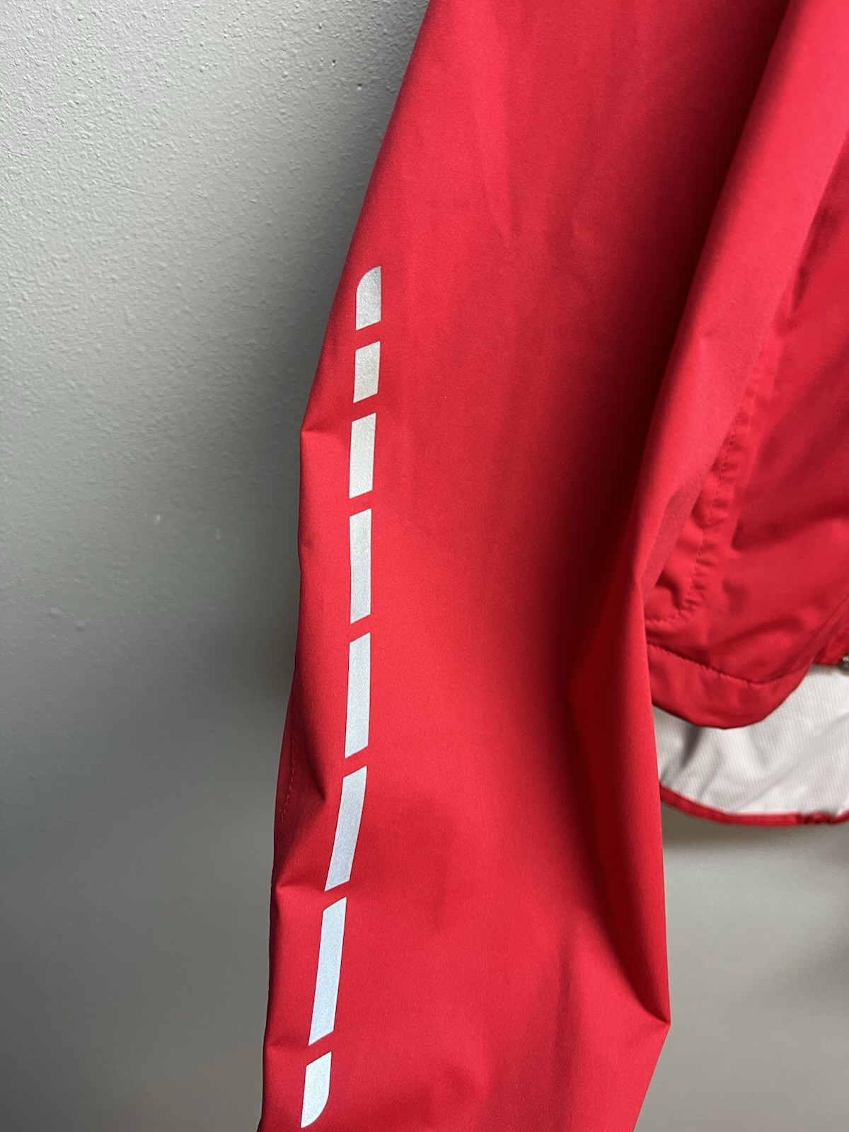 Men’s Medium Pearl Izumi Select Barrier WxB Rain Jacket With Snap Off Hood Red