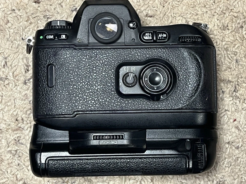 Cuerpo de cámara fotográfica Nikon F100 35 mm con empuñadura vertical MB15. Foto 4 de 4