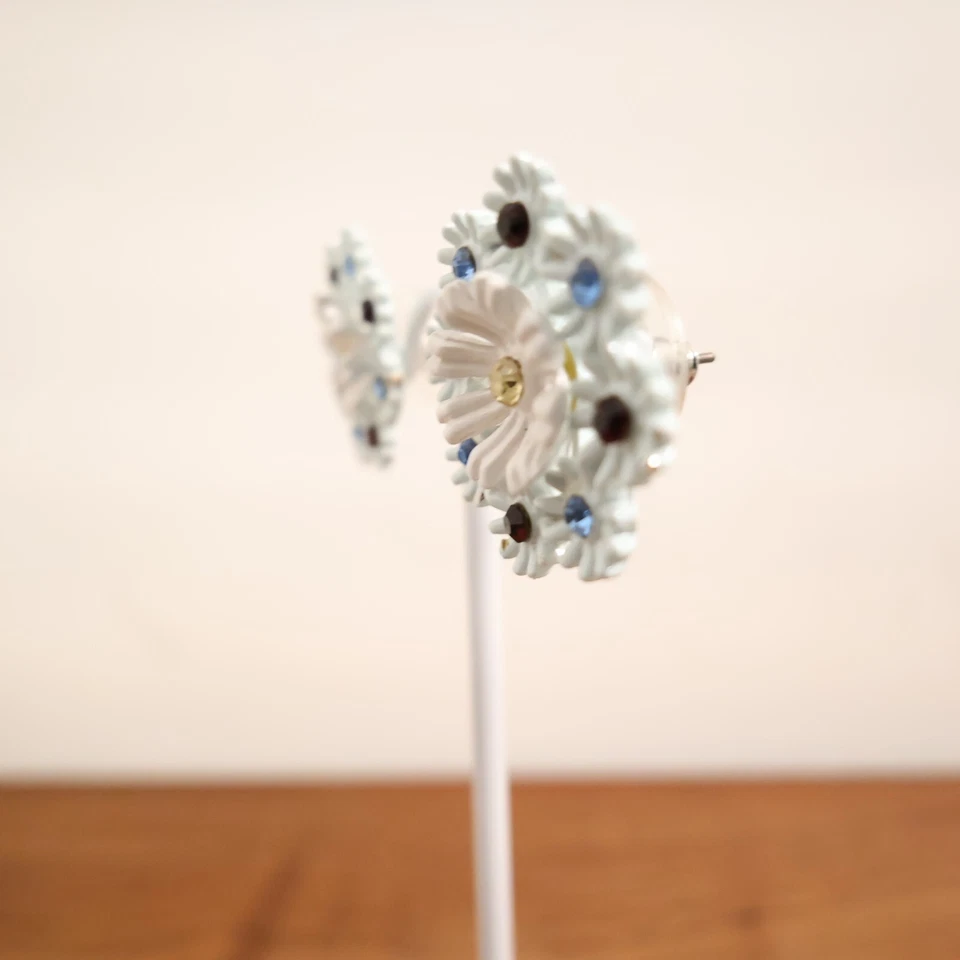 Pendientes Betsey Johnson flor Whiteout copo de nieve tachuelas con cristales multicolores Foto 4 de 4