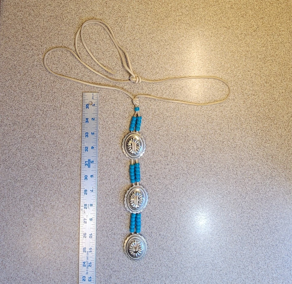 Cinturón envolvente de cuero de gamuza occidental ajustado con 3 conchos colgantes de cuentas Foto 2 de 4