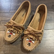 Minnetonka Moccasins size 6 Tan Suede fringed Tie Toe Beaded Logo Western