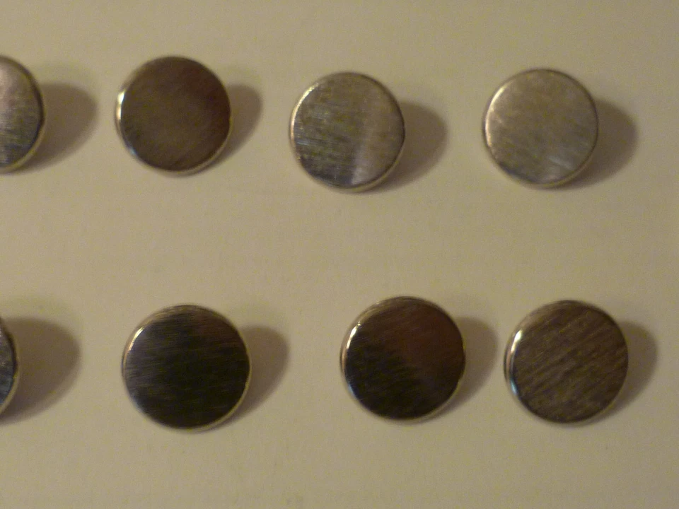 10 BOTTONI METALLO COLOR ARGENTO SATINATO GRAFFIATO 1,5 CM NUOVI FONDO MAGAZZINO - Immagine 4 di 4