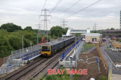 PHOTO  CLASS 165 165107 PASSES THE NEW READING GREEN PARK STATION WHICH IS STILL