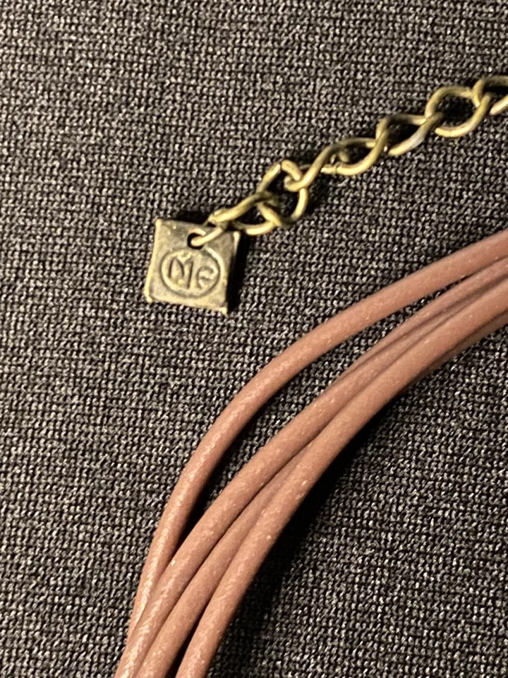 Colgante artístico de metal y ámbar firmado por MF con collar y pendientes de cuero Foto 4 de 4