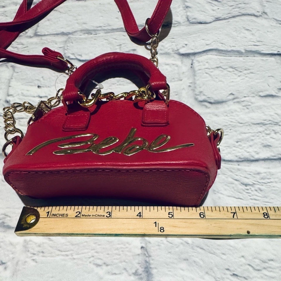 Mini Cartera Bandolera Bebe Rosa Fucsia con Cadena Dorada y Logo Foto 3 de 4