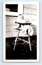 Foto antigua vintage SOLO BEBÉ SENTADO EN SILLA ALTA FOTOGRAFÍA ENCONTRADA INSTANTÁNEA