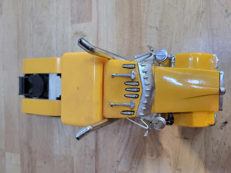 Vintage CUB CADET KENWORTH W900 1/32 DIE CAST TRACTOR  TRAILER - Image 3 of 4