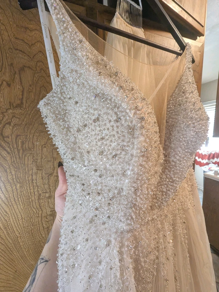 Vestido de novia Galina Signature Champaign talla 16W sin espalda escote en V mangas Foto 4 de 4