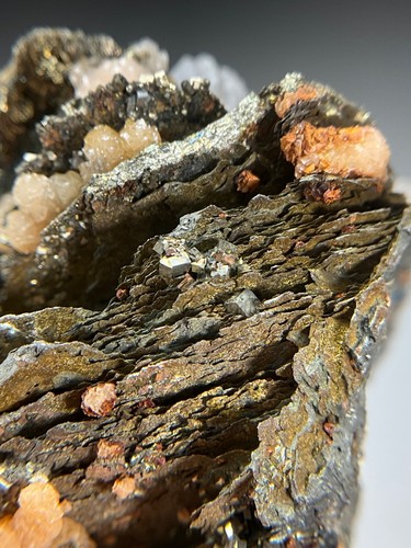 RODOCROSITE, PIRITE, CALCITE E SFALERITE SU PIRROTITE DA STAN TERG, KOSOVO - Foto 8 di 17