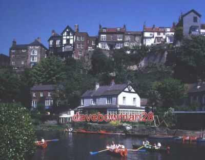 FOTO BOOTFAHREN IN KNARESBOROUGH VON KNAPP ÜBER DEM WEHR MIT BLICK NACH OSTEN QUER