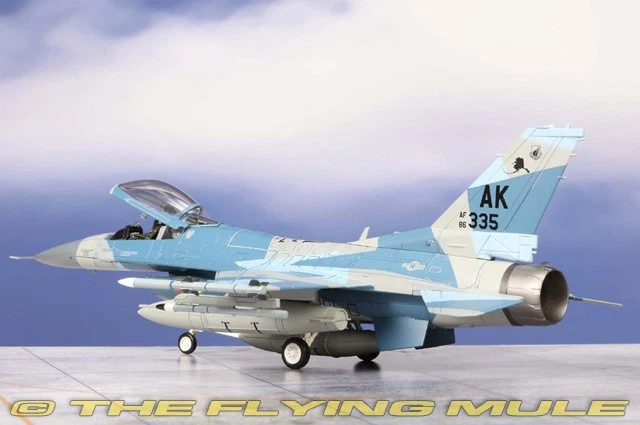 Hobby Master 1:72 F-16C Fighting Falcon USAF 354th WG, 18th AGRS Blue Foxes Red Foto 2 de 4