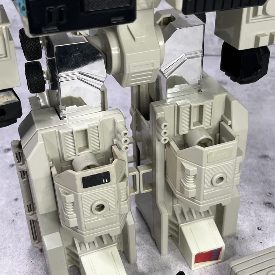 Vintage G1 Transformers Metroplex Figure Complete Hasbro 1986 Autobot Scamper - Image 3 of 4