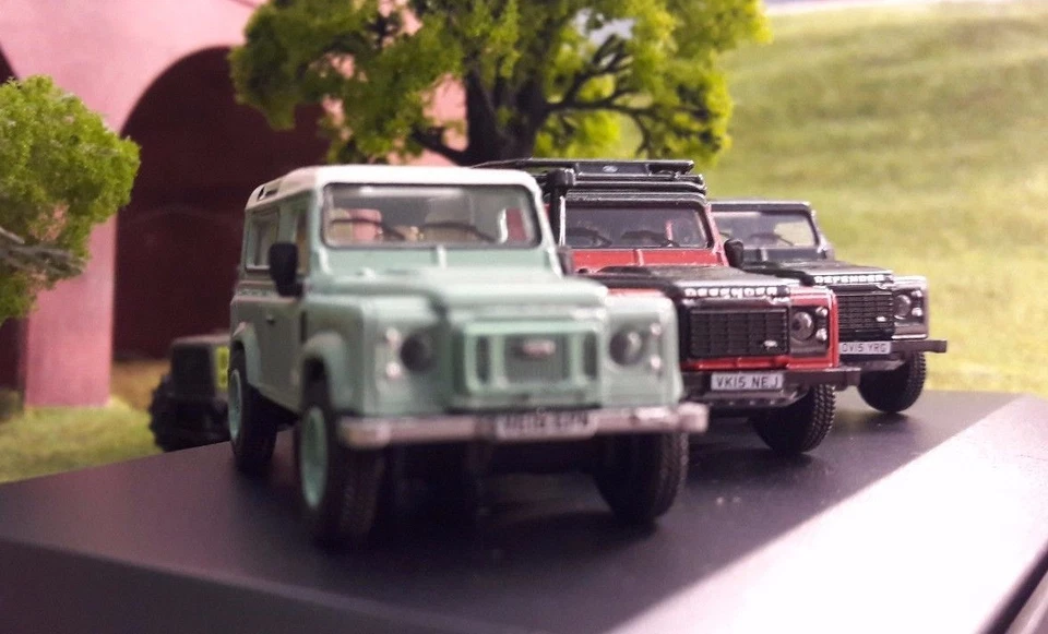1:76 Land Rover Defender TDCi 90 Heritage Green Adventure Autobiography x3 Set - Image 3 of 4