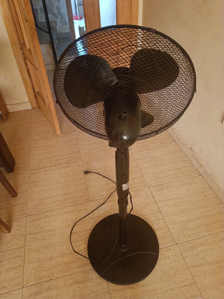 Ventilador de pie en perfecto estado 3 velocidades 3 aspas Oscilación 45 W - Imagen 2 de 3