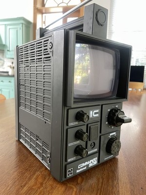 Vintage ''National Commando 505'' (TR-505GB Matsushita) tragbarer Transistor TV.