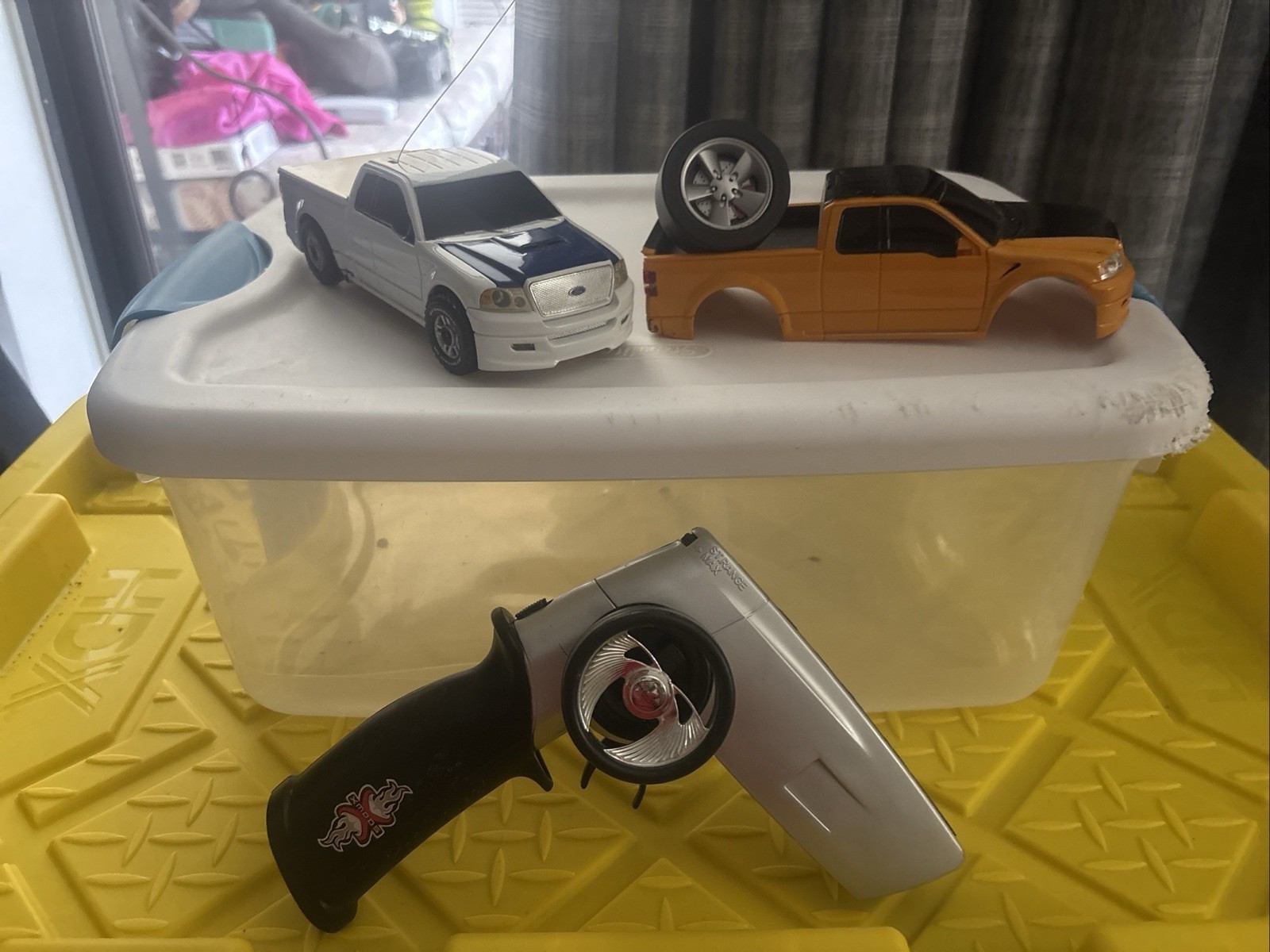 With Body Shell Top 2 Painted Ford F-150 Truck 1:28 Scale