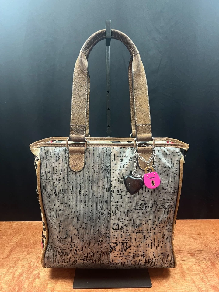 Bolso de Mano Consuela Tejido con Dijes de Corazón y Rayas de Cebra Foto 2 de 4