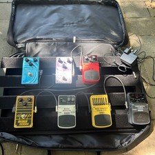Tourtech Pedalboard und 7 Pedale