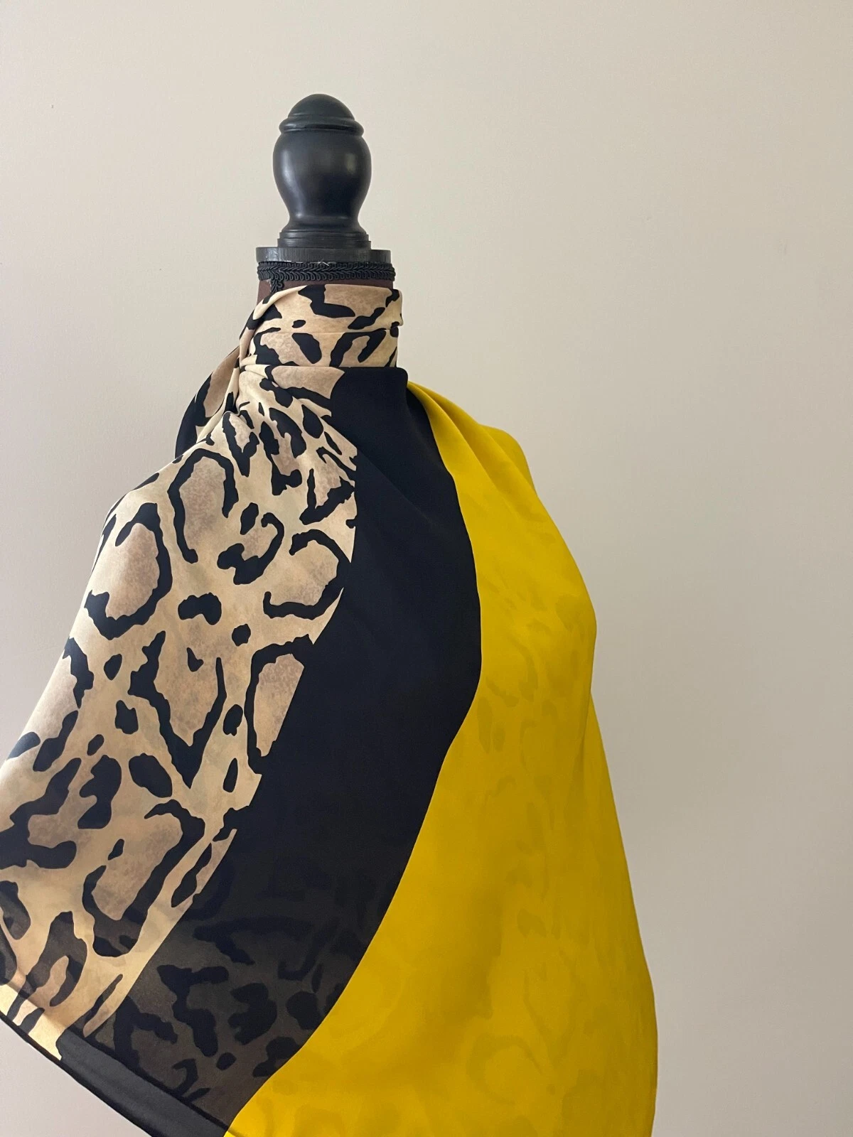 Écharpe Gucci unisexe oversize châle moutarde jaune or imprimé animal soie neuve