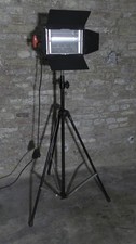 Faro cinema teatro vintage con Rank Lighting Quartzcolor treppiede led nero