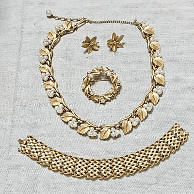 Vintage 60s Trifari Brushed Gold Set Necklace Bracelet Brooch