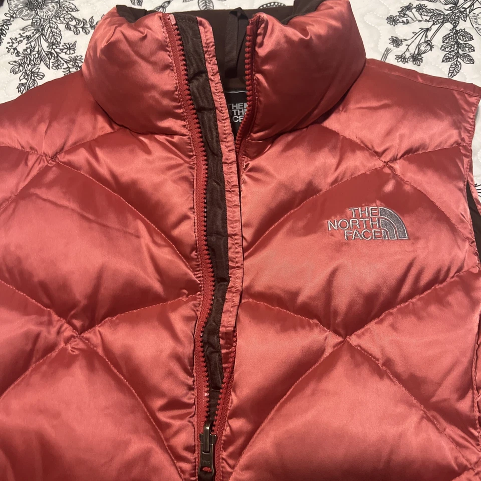 Chaleco acolchado para mujer THE NORTH FACE talla M usado en excelente estado Aconcagua 550 relleno rosa cremallera Foto 3 de 4