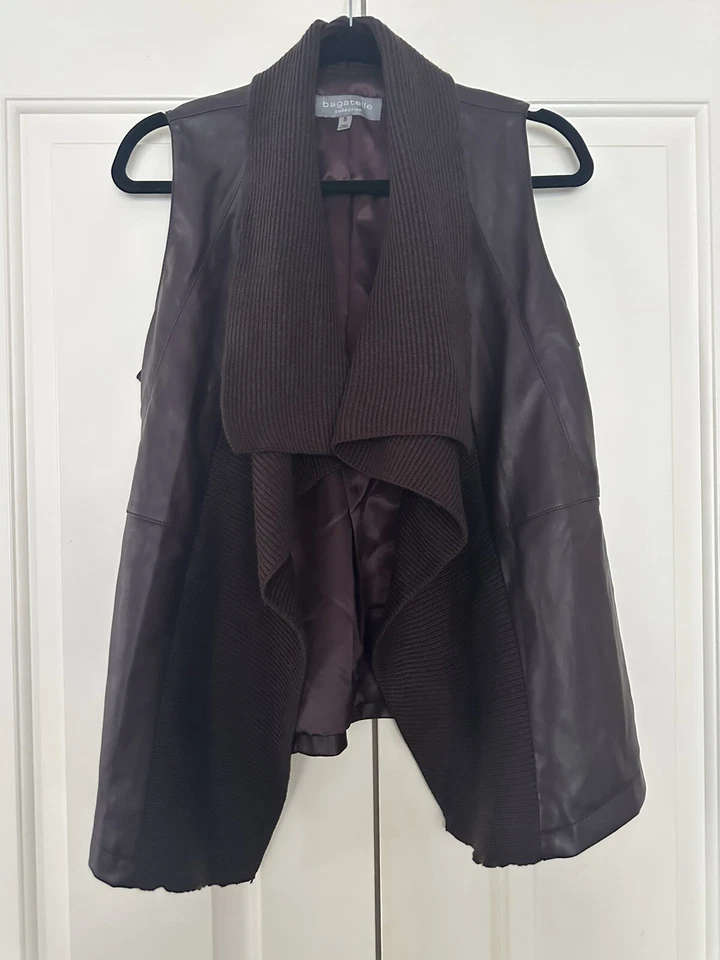 Chaleco Bagatelle Mujer Pequeño Imitación Cuero Sin Mangas Frente Abierto Cuello Cascada