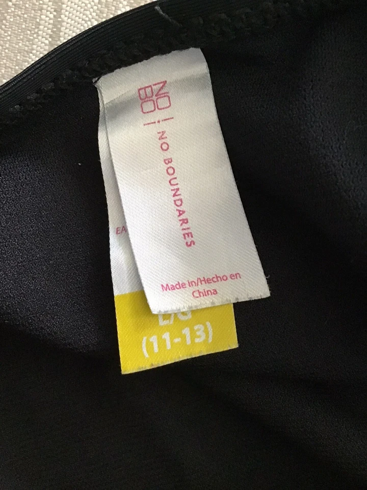 Corbata halter negra sin límites superior e inferior, superior M y L. (11-13) inferior. Foto 4 de 4